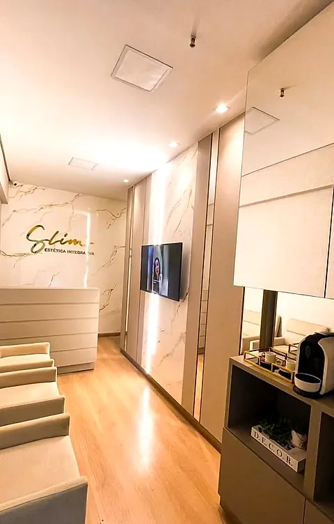 Recepção da Slim, com o letreiro dourado no mármore